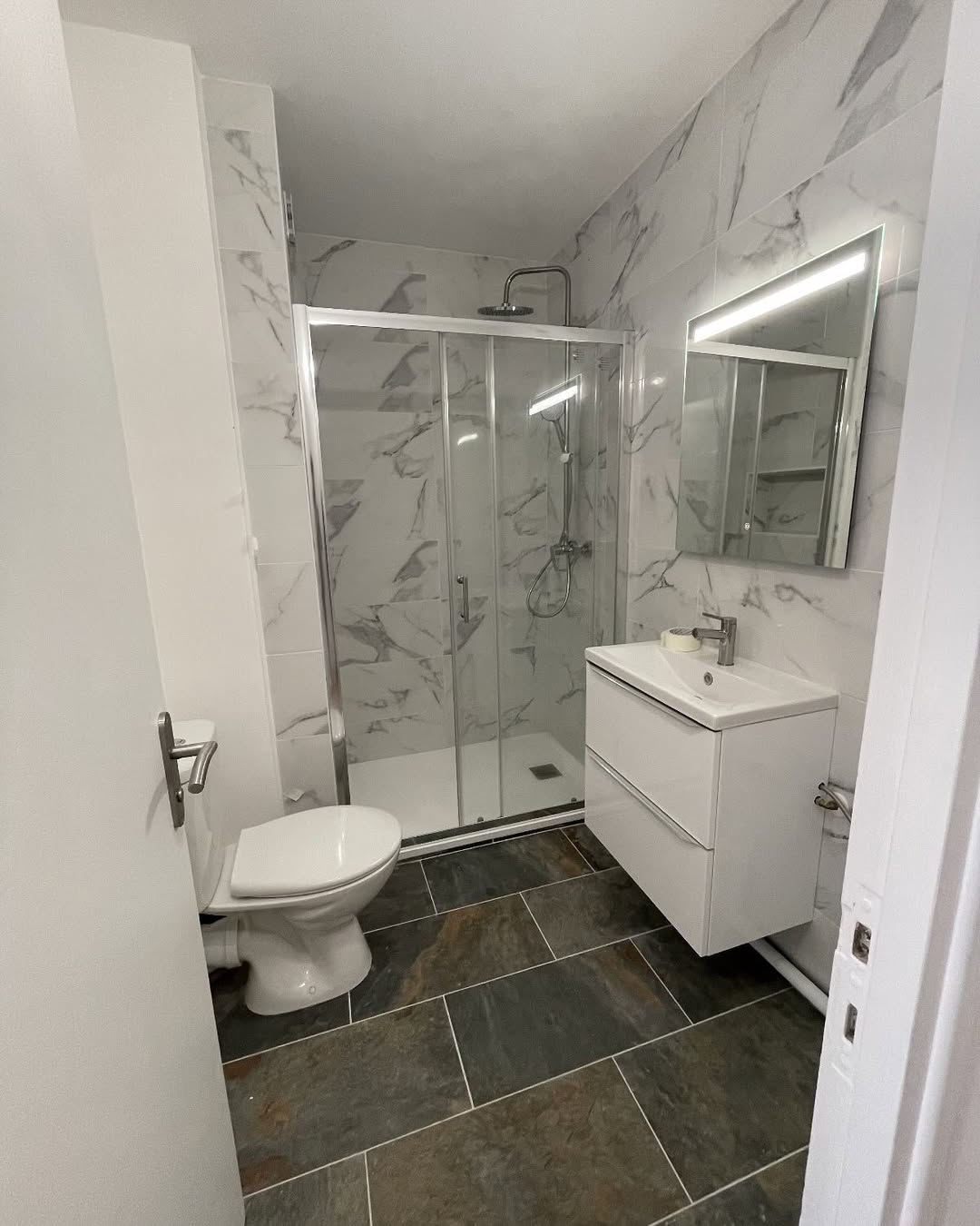 Salle de bain marbre – appartement neuf